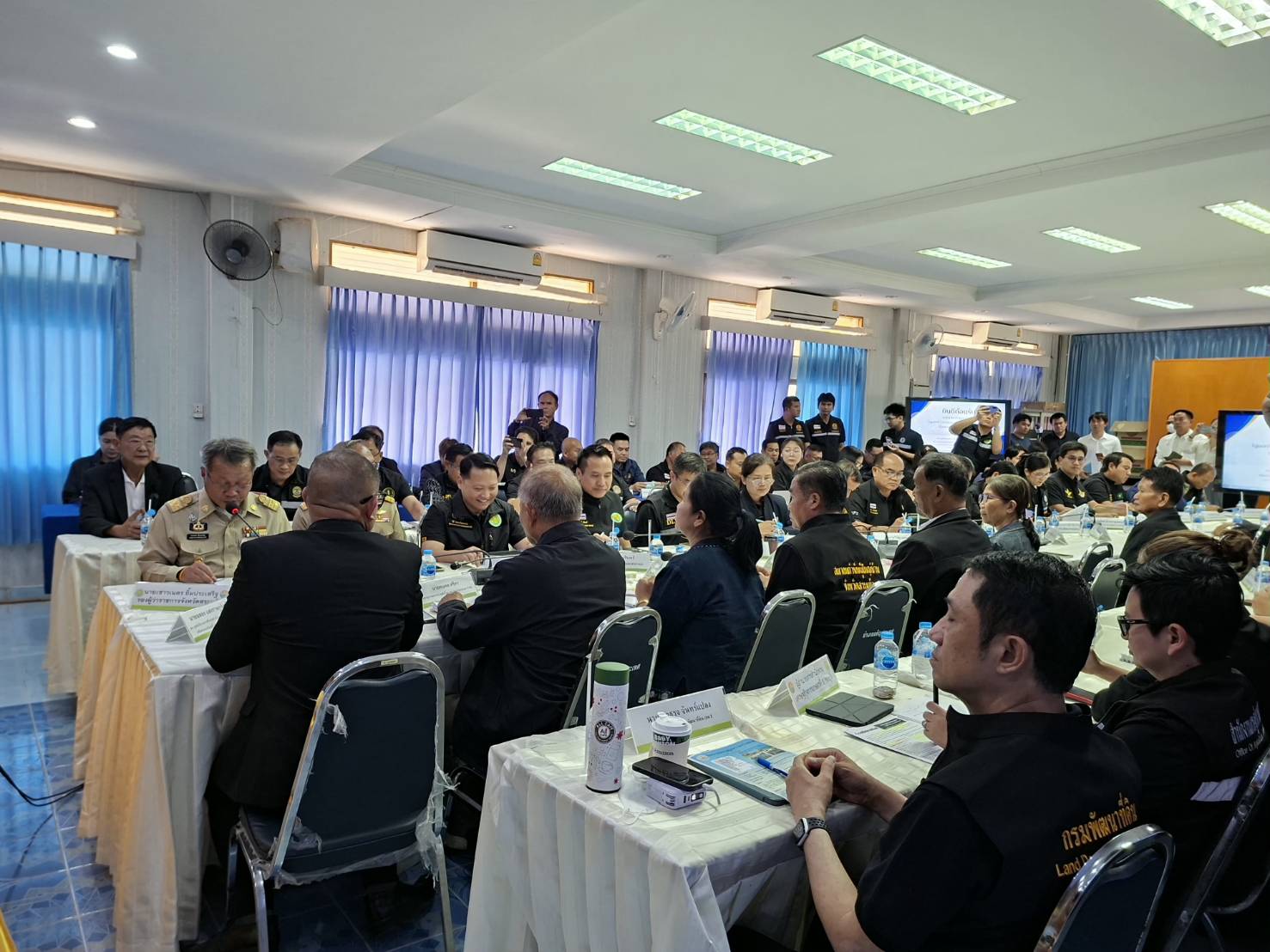 title - ส.ป.ก. ร่วมติดตามรองนายกรัฐมนตรี และรัฐมนตรีว่าการกระทรวงเกษตรและสหกรณ์ (ร้อยเอก ธรรมนัส พรหมเผ่า)  ในการประชุมติดตามความคืบหน้า และรับฟังปัญหาเพื่อกำหนดแนวทางแก้ไขปัญหาโครงการโคบาลบูรพา